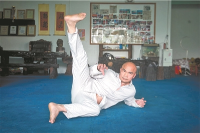  黎偉軍在展示狗拳。