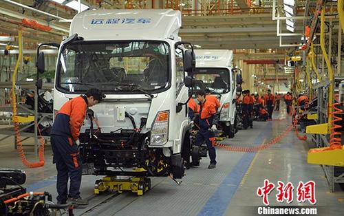 資料圖：四川某汽車制造公司整車組裝車間內一片繁忙。<a target='_blank' >中新社</a>記者 劉忠俊 攝