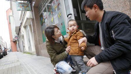 在La coruña省Ferrol市開百元店Feng Ji和Xuli Ye夫婦和孩子