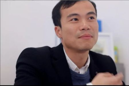 在Mallorca市經(jīng)營房地產(chǎn)中介和旅行社的Minwei Jiang 