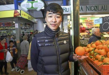 在IBIZA島經(jīng)營旅行社的Fang Ji