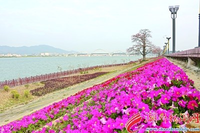 北堤上臨水遠(yuǎn)眺，鳳城春光無(wú)限。