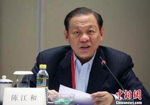 圖為新加坡金鷹集團(tuán)主席陳江和在發(fā)言中?！∪魏Ｏ?攝