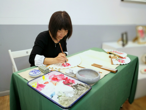 杜國(guó)紅女士現(xiàn)場(chǎng)作畫。
