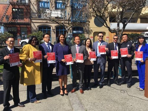 加州州眾議員邱信福，舊金山當(dāng)?shù)卣?，中國駐舊金山總領(lǐng)館副總領(lǐng)事任發(fā)強(qiáng)，及舊金山警方代表合影。(中國日報網(wǎng))