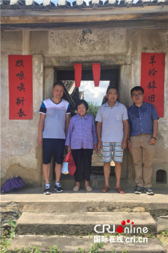 由左向右依次是：鄧世軒堂叔(叔婆的孩子)、叔婆(爺爺?shù)奶玫?、堂哥(爺爺哥哥的孫子)、鄧世軒(受訪者供圖)