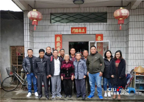 蔡錦蘭和在中國(guó)的親人合影，右一為蔡錦蘭，右三為蔡錦蘭叔公(爺爺?shù)奶玫?(受訪者供圖)