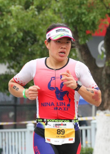 林妮娜來(lái)自青陽(yáng)蓮嶼，是一位全能型運(yùn)動(dòng)達(dá)人。憑借2017年的優(yōu)異表現(xiàn)，林妮娜獲得2018IRONMAN銀標(biāo)AWA，是福建首位獲得AWA榮譽(yù)的鐵三女選手。