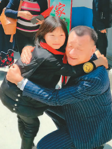 失去了父母、與奶奶相依為命的布依族小姑娘(左)去年得到了德國華商的幫助。今年一見到范軒一行，就緊緊地抱住了他。