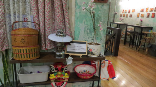 選在老建筑經(jīng)營小食店，內(nèi)部空間盡量保留老設(shè)計，入店即有回到老家的感覺。（馬來西亞《星洲日報》）