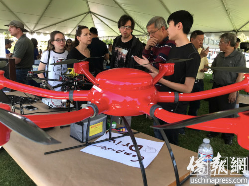 2018年，蒙市地球日活動(dòng)中，3位華裔少年組建的非贏利組織“拯救星球”(Planet Save)，展示的無(wú)人機(jī)在環(huán)保領(lǐng)域的應(yīng)用概念引起關(guān)注，Spencer 林(右1)在介紹理念。圖片中紅色無(wú)人機(jī)為深圳科比特公司捐助。(美國(guó)《僑報(bào)》/章寧 攝)