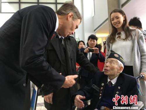4月22日，溫哥華市長羅品信(Gregor Robertson)在就歧視華人歷史向華人道歉的市議會(huì)特別會(huì)議結(jié)束后，與出席會(huì)議的95歲華裔退伍老兵李文英交談?！∮嗳鸲?攝