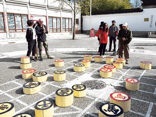 市民在文化中心廣場下巨型象棋。（加拿大《星島日報》/王學文 攝）