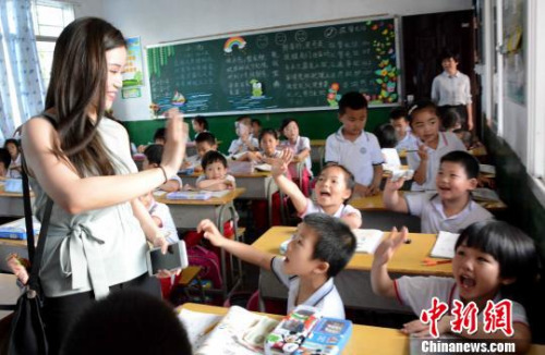 陳大江的孫女陳姵文與新民小學(xué)同學(xué)們互動(dòng)。　張金川 攝