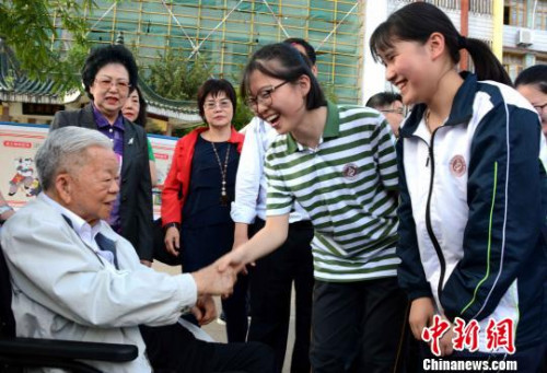 漳平一中的學(xué)生爭(zhēng)相與陳大江握手，“歡迎大江爺爺回來”。　張金川 攝