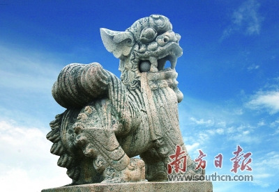 石獅口含一顆滾圓滑溜的石珠，手指輕輕一撥，便滾動自如，任憑怎么撥弄，石珠也取不出來，為眾人稱奇。