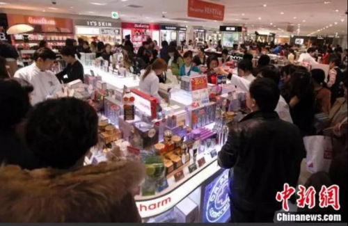 韓國免稅店里的中國顧客。
