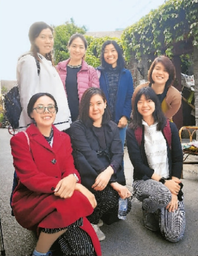 參加培訓(xùn)的老師參觀北京歷史最悠久的斜街之一——煙袋斜街。 趙曉霞攝