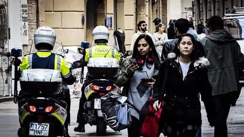 警察在街上巡邏(來(lái)源:《先鋒報(bào)》) 警察在街上巡邏(來(lái)源:《先鋒報(bào)》)