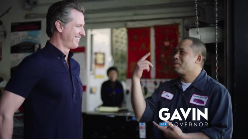 美國加州州長(zhǎng)候選人、現(xiàn)任加州副州長(zhǎng)紐森(Gavin Newsom)發(fā)布的電視競(jìng)選廣告截圖。(美國《世界日?qǐng)?bào)》/視頻截圖)