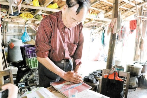 鄧錫康至今保留著舊時的禮樂龍舟畫冊。
