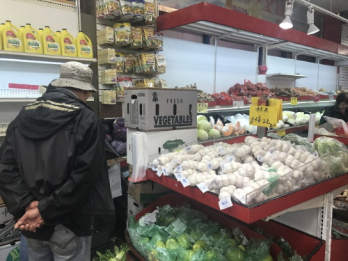 本周內(nèi)華人超市大蒜平均價(jià)格為兩條1.99元左右。(記者牟蘭／攝)