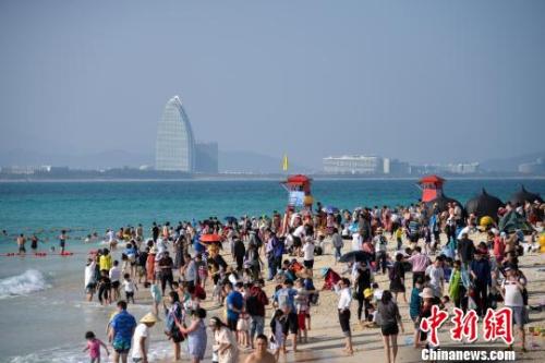 資料圖：三亞的海灘擠滿(mǎn)游客 　洪堅(jiān)鵬 攝