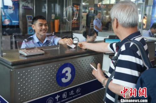 圖為邊檢工作人員為旅客服務(wù)。