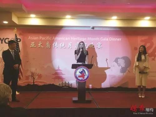 Lura Trump在2018亞太裔傳統(tǒng)月慶?；顒又兄罗o。(僑報 張晶攝)