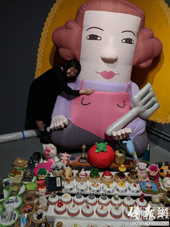 梁璧君投入到自己的作品《小人物》中。（美國《僑報》/陳勇青 攝）