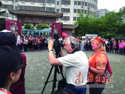 《走進(jìn)佛山，了解中國》紀(jì)錄片制作團(tuán)隊(duì)來到南風(fēng)古灶，拍攝民俗文化活動。李曉莉 攝