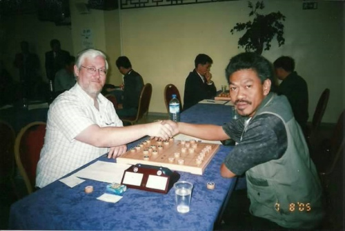 安華（右）多年以來到過多國征戰(zhàn)，并且認識許多外國棋手，每一場比賽都令他留下難忘印象。（馬來西亞《星洲日報》）0
