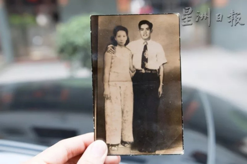 戴祖億手上持著的是公公與婆婆的合照。這張是公公寄去古田老家的照片，也因?yàn)檫@趟尋根之旅，才有機(jī)會(huì)看到公公婆婆年輕的樣貌。（馬來西亞《星洲日報(bào)》）