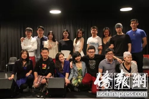中國留學(xué)生在好萊塢落日大道上的一家商業(yè)排練廳合影。(中國僑網(wǎng)微信公眾號援引美國《僑報》圖片)