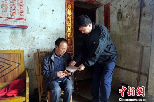 圖為重慶市政府外事僑務(wù)辦副主任楊大慶慰問困難群眾。　陳靜 攝