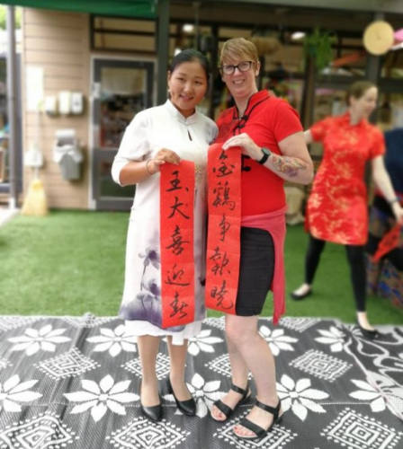 Feifei(左一)參加奧大教育學(xué)院幼兒園中國(guó)新年文化活動(dòng)。(圖片由受訪者提供)