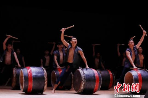今年是世界節(jié)令鼓創(chuàng)立30周年，來自馬來西亞的3支節(jié)令鼓隊(duì)與華僑大學(xué)、廈門竹壩學(xué)校廿四節(jié)令鼓隊(duì)等同臺(tái)演出?！≤囍苎?攝