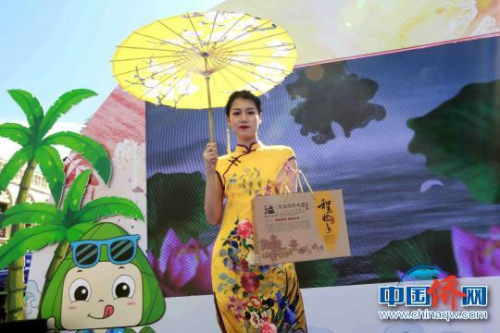 模特“粽子寶貝”們向市民游客展示海南特色粽子品牌。　張茜翼 攝