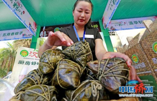 現(xiàn)場(chǎng)展示的海南粽子。　張茜翼 攝