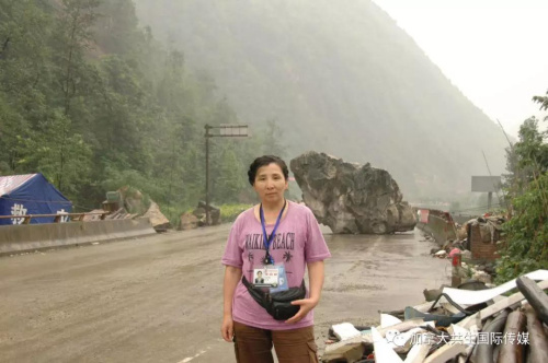 2008年，加拿大共生國際傳媒記者胡憲在災(zāi)區(qū)。