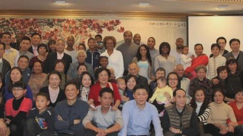 2012年底，羅笑娜組織了20多位美國、牙買加親友，回到中國參加阿姨羅碧玉的94歲壽宴。(美國《世界日報(bào)》/羅笑娜提供)