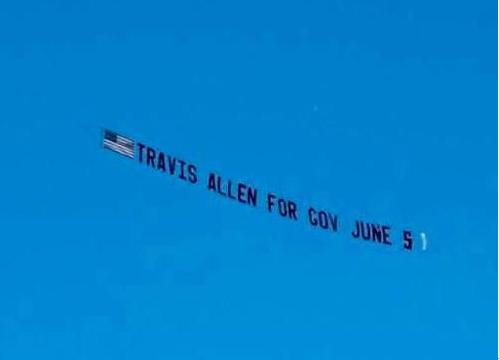 南加部分華裔發(fā)起航飛橫幅廣告，支持州長候選人Trevis Allen初選出線。(美國《僑報》/受訪者提供)