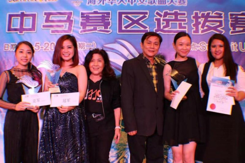 在馬來西亞藝人公會全國總會長高山及總財(cái)政盧錦桂的見證下，成人組亞軍得主李艾薇（左一）及冠軍周姝妗將在6月24日與全國各賽區(qū)的水立方代表一較高下。