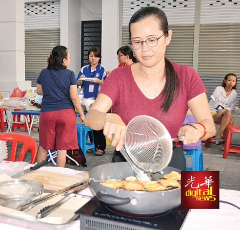 單親媽媽呂翠云炸五香餅，希望能靠自己的勞力賺取孩子的教育費(fèi)。（馬來(lái)西亞《光華日?qǐng)?bào)》）