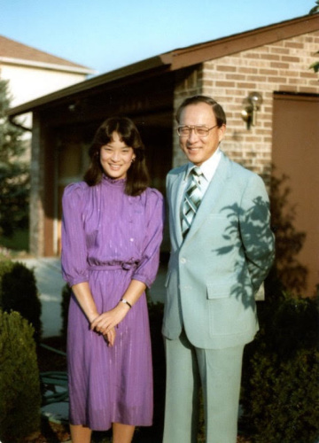 1982年高中畢業(yè)時(shí)，戴怡平與父親合影。(美國(guó)《世界日?qǐng)?bào)》 戴鴻超提供)