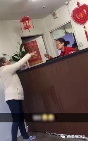 白人蠻婦用手指著中餐店雇員，大聲辱罵：“你坐船來(lái)的！”(《星島日?qǐng)?bào)》歐洲版微信公眾號(hào))