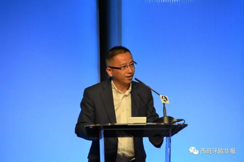 歐華傳媒董事長裘成謙先生發(fā)表獲獎(jiǎng)感言(圖片來源：西班牙歐華報(bào)微信公眾號(hào))