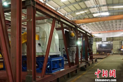 圖為福建鐵拓機械有限公司生產(chǎn)車間?！￠Z旭 攝