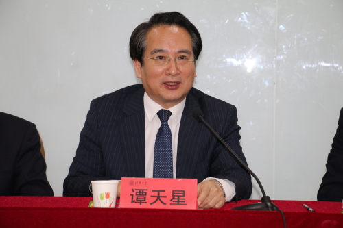 中央統(tǒng)戰(zhàn)部副部長譚天星出席中國僑商投資企業(yè)協(xié)會專題研修班開班式并講話。
