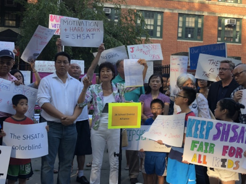 26學區(qū)華裔家長集會抗議，要求保留SHSAT，并投票發(fā)聲。講話者為林小蓮。(記者陳小寧／攝影)